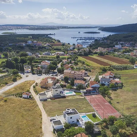 700 Meter Zum Strand Mit Privatpool, Wlan, Meerblick Сasa de vacaciones Medulin